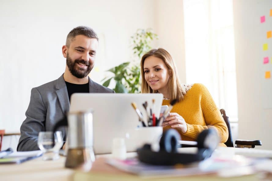 Mies ja nainen tietokoneella