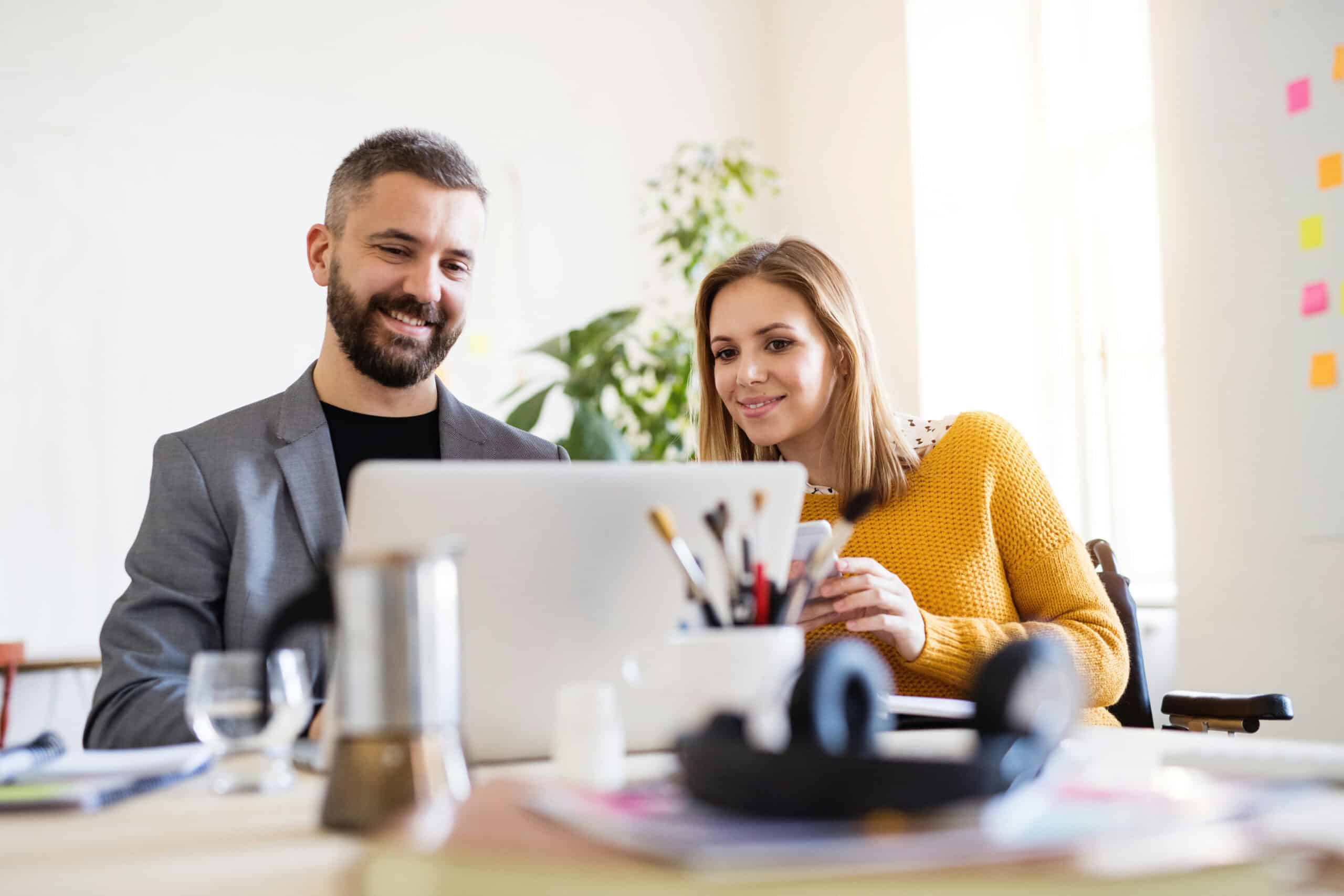 Mies ja nainen tietokoneella