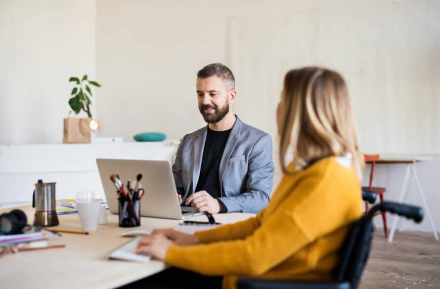 Mies ja nainen tyoskentelevät