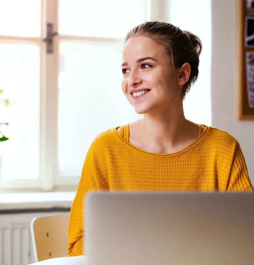 Nainen katsoo vasemmalle